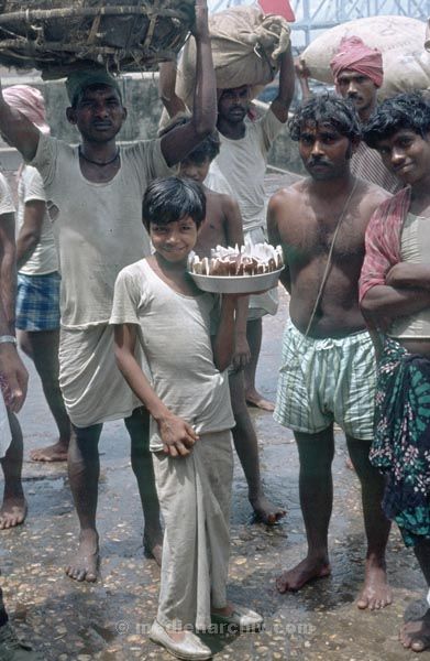 vermutlich 1974. Indien. Westbengalen. Kalkutta. Calcutta. Kolkata
vermutlich 1974. Indien. Westbengalen. Kalkutta. Calcutta. Kolkata
Schlüsselwörter: 1974;Calcutta;Indien;Kalkutta;Kolkata;Westbengalen