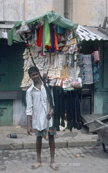 vermutlich 1974. Indien. Westbengalen. Kalkutta. Calcutta. Kolkata
vermutlich 1974. Indien. Westbengalen. Kalkutta. Calcutta. Kolkata
Schlüsselwörter: 1974;Calcutta;Indien;Kalkutta;Kolkata;Westbengalen