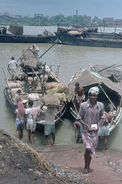 vermutlich 1974. Indien. Westbengalen. Kalkutta. Calcutta. Kolkata
vermutlich 1974. Indien. Westbengalen. Kalkutta. Calcutta. Kolkata
Schlüsselwörter: 1974;Calcutta;Indien;Kalkutta;Kolkata;Westbengalen
