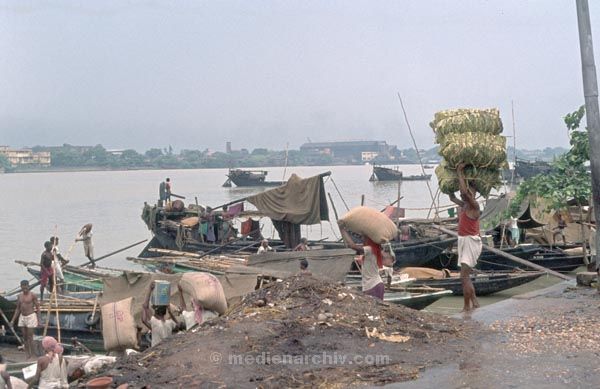 vermutlich 1974. Indien. Westbengalen. Kalkutta. Calcutta. Kolkata
vermutlich 1974. Indien. Westbengalen. Kalkutta. Calcutta. Kolkata
Schlüsselwörter: 1974;Calcutta;Indien;Kalkutta;Kolkata;Westbengalen