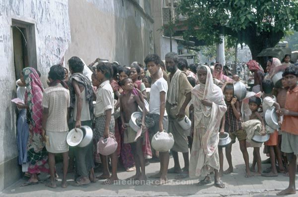 vermutlich 1974. Indien. Westbengalen. Kalkutta. Calcutta. Kolkata
vermutlich 1974. Indien. Westbengalen. Kalkutta. Calcutta. Kolkata
Schlüsselwörter: 1974;Calcutta;Indien;Kalkutta;Kolkata;Westbengalen