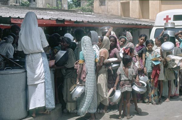vermutlich 1974. Indien. Westbengalen. Kalkutta. Calcutta. Kolkata
vermutlich 1974. Indien. Westbengalen. Kalkutta. Calcutta. Kolkata
Schlüsselwörter: 1974;Calcutta;Indien;Kalkutta;Kolkata;Westbengalen