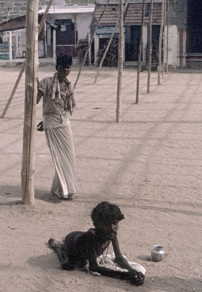 vermutlich 1974. Indien. Andhra Pradesh. Hyderabad.
vermutlich 1974. Indien. Andhra Pradesh. Hyderabad.
Schlüsselwörter: 1974;Andhra Pradesh;Hyderabad;Indien