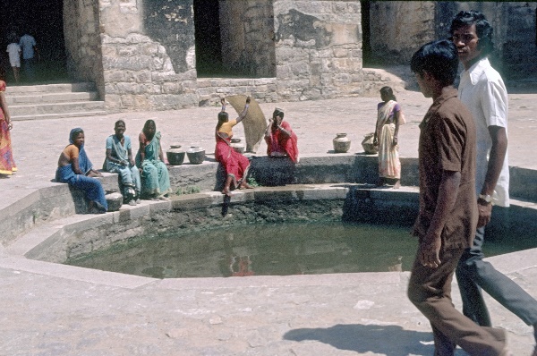 vermutlich 1974. Indien. Andhra Pradesh. Hyderabad.
vermutlich 1974. Indien. Andhra Pradesh. Hyderabad.
Schlüsselwörter: 1974;Andhra Pradesh;Hyderabad;Indien