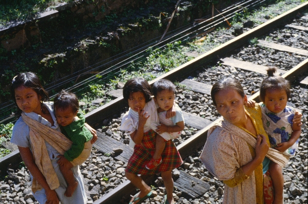 1980. Asien. Fernost. Indonesien. Mutter, Kinder, Erziehung, Familie
1980. Asien. Fernost. Indonesien.  Kinder. Mutter und zwei größere Töchter mit je einem Kleinkind. Erziehung. Familie. Frauen. Mädchen.
Schlüsselwörter: 1980;Indonesien;Asien;Fernost;Kinder;Mädchen;Frauen;Familie;Erziehung