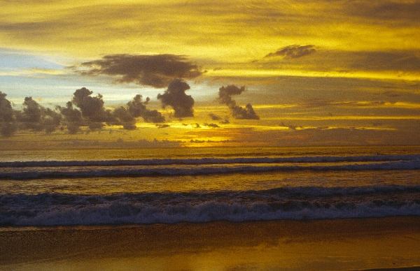 1980. Asien. Fernost. Indonesien. Sonneuntergang am Meer
1980. Asien. Fernost. Indonesien. Meer. Strand. Sonnenuntergang. Abend. Wolken.
Schlüsselwörter: 1980;Sonnenuntergang;Strand;Meer;Fernost;Asien;Indonesien