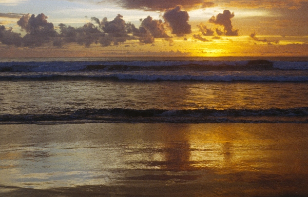 1980. Asien. Fernost. Indonesien. Sonneuntergang am Meer
1980. Asien. Fernost. Indonesien. Meer. Strand. Sonnenuntergang. Abend.
Schlüsselwörter: 1980;Indonesien;Asien;Fernost;Meer;Strand;Sonnenuntergang