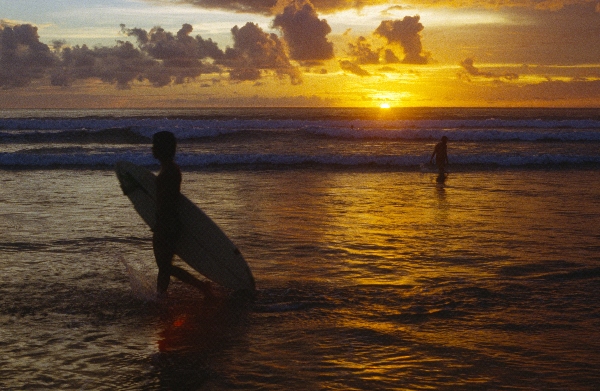 1980. Asien. Fernost. Indonesien. Sonneuntergang am Meer
1980. Asien. Fernost. Indonesien. Meer. Strand. Sonnenuntergang. Abend. Badende mit Surfboard. Wellen.
Schlüsselwörter: 1980;Indonesien;Asien;Fernost;Meer;Strand;Sonnenuntergang