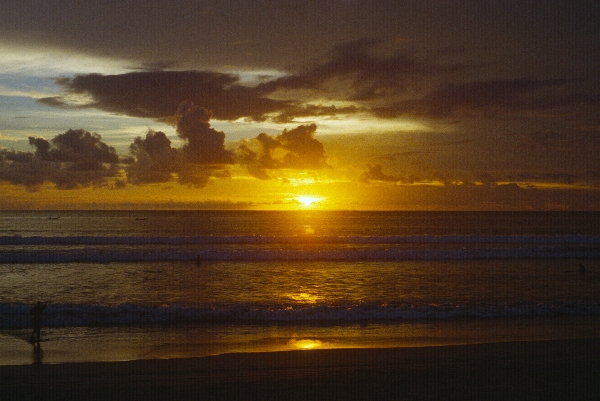 1980. Asien. Fernost. Indonesien. Sonneuntergang am Meer
1980. Asien. Fernost. Indonesien. Meer. Strand. Sonnenuntergang. Abend.
Schlüsselwörter: 1980;Indonesien;Asien;Fernost;Meer;Strand;Sonnenuntergang