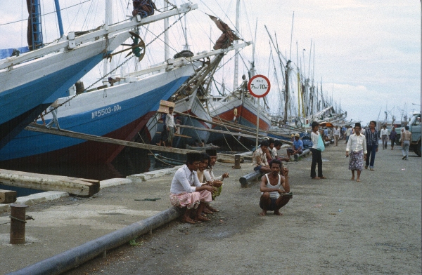 1980. Asien. Fernost. Indonesien. Holzschiffe im Hafen.
1980. Asien. Fernost. Indonesien. Holzschiffe / Segelschiffe im Hafen.
Schlüsselwörter: 1980;Indonesien;Asien;Fernost;Hafen;Schiffe;Segelschiffe