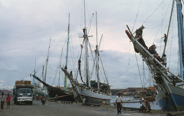 1980. Asien. Fernost. Indonesien. Holzschiffe im Hafen.
1980. Asien. Fernost. Indonesien. Holzschiffe / Segelschiffe im Hafen.
Schlüsselwörter: 1980;Indonesien;Asien;Fernost;Hafen;Schiffe;Segelschiffe