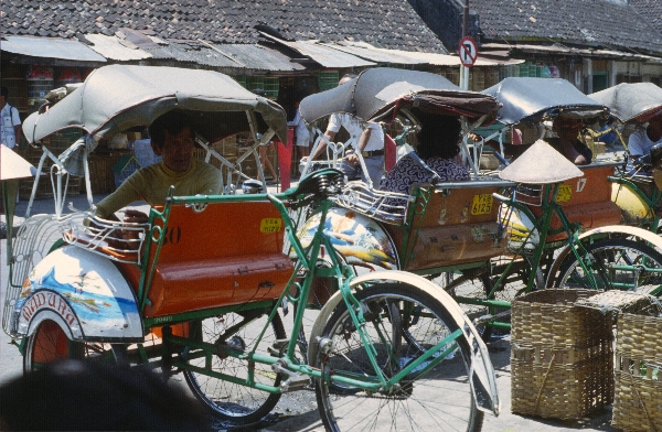 1980. Asien. Fernost. Indonesien. Rikschas.
1980. Asien. Fernost. Indonesien. Rikschas.
Schlüsselwörter: 1980;Indonesien;Asien;Fernost;Rikschas