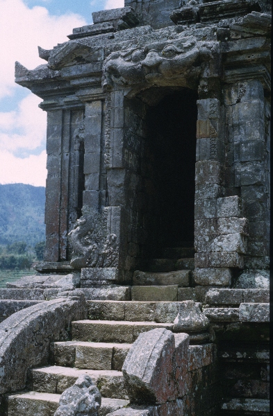 1980. Asien. Fernost. Indonesien.
1980. Asien. Fernost. Indonesien. Java. Buddistische Tempelanlage Borobudur / Borobodur. Reliefs an den Wänden zeigen das Leben Buddas. Religion. Buddismus.
Schlüsselwörter: 1980;Indonesien;Asien;Fernost;Tempel;Java;Borobudur;Borobodur;Buddismus