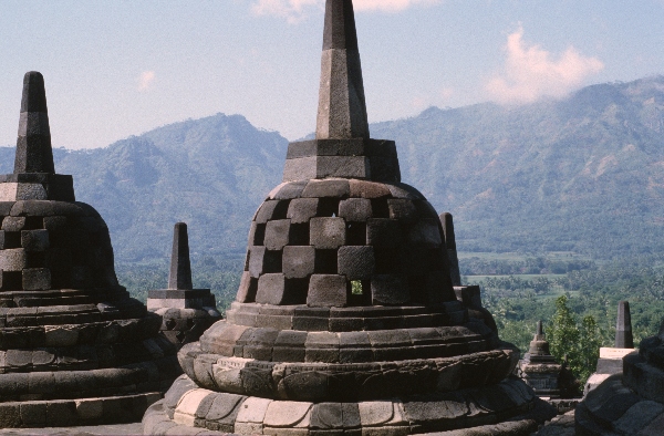 1980. Asien. Fernost. Indonesien.
1980. Asien. Fernost. Indonesien. Java. Buddistische Tempelanlage Borobudur / Borobodur. Reliefs an den Wänden zeigen das Leben Buddas. Religion. Buddismus.
Schlüsselwörter: 1980;Indonesien;Asien;Fernost;Tempel;Java;Borobudur;Borobodur;Buddismus