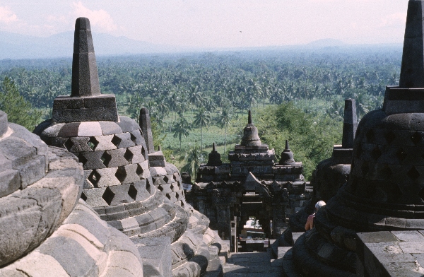 1980. Asien. Fernost. Indonesien.
1980. Asien. Fernost. Indonesien. Java. Buddistische Tempelanlage Borobudur / Borobodur. Reliefs an den Wänden zeigen das Leben Buddas. Religion. Buddismus.
Schlüsselwörter: 1980;Indonesien;Asien;Fernost;Tempel;Java;Borobudur;Borobodur;Buddismus