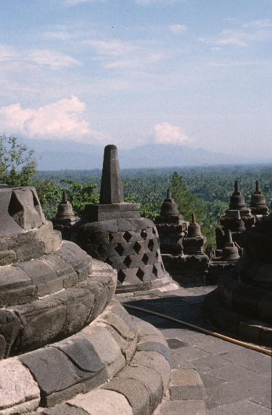 1980. Asien. Fernost. Indonesien.
1980. Asien. Fernost. Indonesien. Java. Buddistische Tempelanlage Borobudur / Borobodur. Reliefs an den Wänden zeigen das Leben Buddas. Religion. Buddismus.
Schlüsselwörter: 1980;Indonesien;Asien;Fernost;Tempel;Java;Borobudur;Borobodur;Buddismus