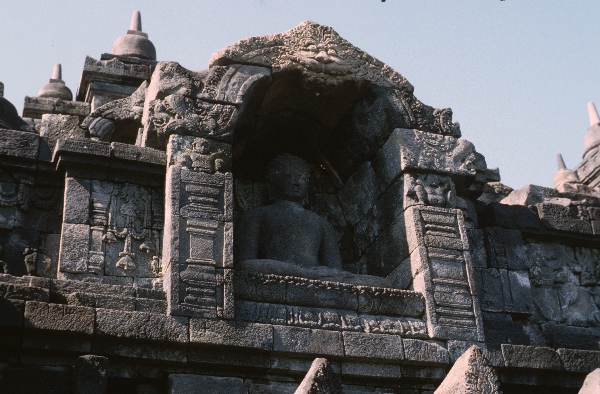 1980. Asien. Fernost. Indonesien.
1980. Asien. Fernost. Indonesien. Java. Buddistische Tempelanlage Borobudur / Borobodur. Reliefs an den Wänden zeigen das Leben Buddas. Religion. Buddismus.
Schlüsselwörter: 1980;Indonesien;Asien;Fernost;Tempel;Java;Borobudur;Borobodur;Buddismus