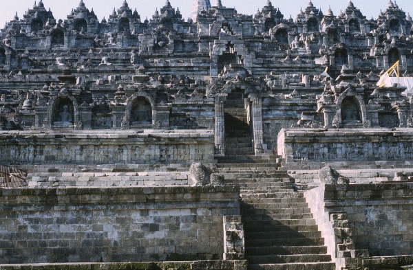 1980. Asien. Fernost. Indonesien.
1980. Asien. Fernost. Indonesien. Java. Buddistische Tempelanlage Borobudur / Borobodur. Reliefs an den Wänden zeigen das Leben Buddas. Religion. Buddismus.
Schlüsselwörter: 1980;Indonesien;Asien;Fernost;Tempel;Java;Borobudur;Borobodur;Buddismus