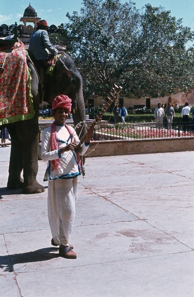 1982. Asien Indien
1982. Asien. Bharat Ganarajya (Hindi), Republic of India, Republik Indien. 
 
Reise durch Indien und Nepal. Foto: Helga Müller
Schlüsselwörter: Asien;Indien;India;Asia