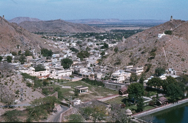 1982. Asien Indien
1982. Asien. Bharat Ganarajya (Hindi), Republic of India, Republik Indien. 
 
Reise durch Indien und Nepal. Foto: Helga Müller
Schlüsselwörter: Asien;Indien;India;Asia