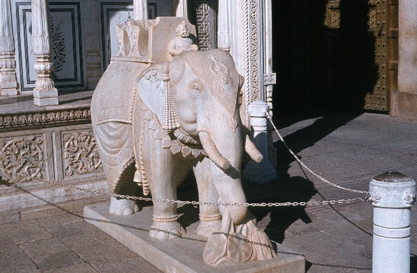 1982. Asien Indien
1982. Asien. Bharat Ganarajya (Hindi), Republic of India, Republik Indien. 
 
Reise durch Indien und Nepal. Foto: Helga Müller
Schlüsselwörter: Asien;Indien;India;Asia