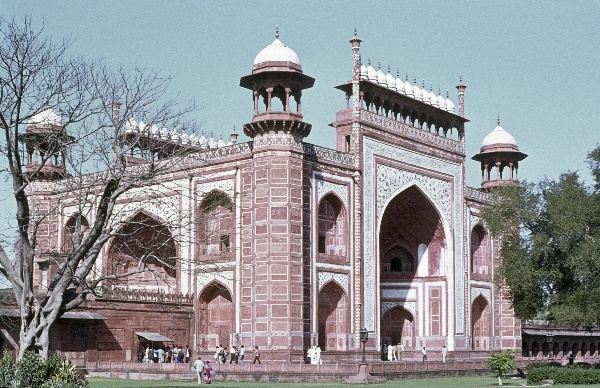 1982. Indien. India. Agra. Taj Mahal
1982. Asien. Bharat Ganarajya (Hindi), Republic of India, Republik Indien.  Agra. Eingangsgebäude zum Gelände des Taj Mahal. Der Taj Mahal,  taj mahal, ist ein Mausoleum in der Nähe Agras im indischen Bundesstaat Uttar Pradesh, das der Großmogul Shah Jahan zum Gedenken an seine 1631 verstorbene Hauptfrau Mumtaz Mahal (Arjumand Bano Begum) errichten ließ.
Foto: Helga Müller
Schlüsselwörter: 1982;Taj Mahal;Indien;India;Asien;Agra