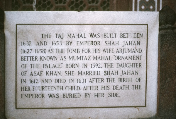 1982. Indien. India. Agra. Taj Mahal
1982. Asien. Bharat Ganarajya (Hindi), Republic of India, Republik Indien.  Agra. Taj Mahal. Der Taj Mahal,  taj mahal, ist ein Mausoleum in der Nähe Agras im indischen Bundesstaat Uttar Pradesh, das der Großmogul Shah Jahan zum Gedenken an seine 1631 verstorbene Hauptfrau Mumtaz Mahal (Arjumand Bano Begum) errichten ließ.
Foto: Helga Müller
Schlüsselwörter: 1982;Taj Mahal;Indien;India;Asien;Agra