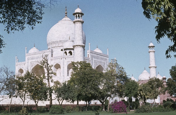 1982. Indien. India. Agra. Taj Mahal
1982. Asien. Bharat Ganarajya (Hindi), Republic of India, Republik Indien.  Agra. Taj Mahal. Der Taj Mahal,  taj mahal, ist ein Mausoleum in der Nähe Agras im indischen Bundesstaat Uttar Pradesh, das der Großmogul Shah Jahan zum Gedenken an seine 1631 verstorbene Hauptfrau Mumtaz Mahal (Arjumand Bano Begum) errichten ließ.
Foto: Helga Müller
Schlüsselwörter: 1982;Taj Mahal;Indien;India;Asien;Agra