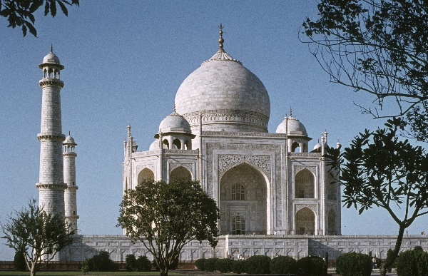 1982. Indien. India. Agra. Taj Mahal
1982. Asien. Bharat Ganarajya (Hindi), Republic of India, Republik Indien.  Agra. Taj Mahal. Der Taj Mahal,  taj mahal, ist ein Mausoleum in der Nähe Agras im indischen Bundesstaat Uttar Pradesh, das der Großmogul Shah Jahan zum Gedenken an seine 1631 verstorbene Hauptfrau Mumtaz Mahal (Arjumand Bano Begum) errichten ließ.
Foto: Helga Müller
Schlüsselwörter: 1982;Taj Mahal;Indien;India;Asien;Agra