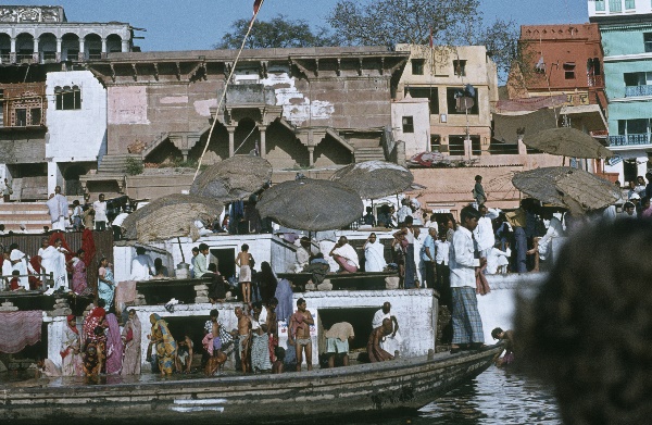 1982. Indien. India. Benares. Uttar Pradesh. Varansi. Kashi. Ganges.
1982. Asien. Bharat Ganarajya (Hindi), Republic of India, Republik Indien.  Religion Hinduismus. 
Varanasi (auch Benares oder Kashi, Bénarès) am Fluss Ganges ist die wichtigste der sieben heiligen Städte der Hindus. Die Stadt ist ein Wallfahrtsort. Am Ufer des Ganges gibt es viele Ghats; das sind breite Treppen, auf denen sich Gläubiger und Pilger drängen, um rituelle Bäder im Ganges vorzunehmen. Sie befreien von begangenen Sünden. Am Ufer finden Leichenverbrennungen statt.  

Foto: Helga Müller
Schlüsselwörter: 1982;Agra;Asien;Benares;Ganges;Hinduismus;India;Indien;Kashi;Religion;Varanasi