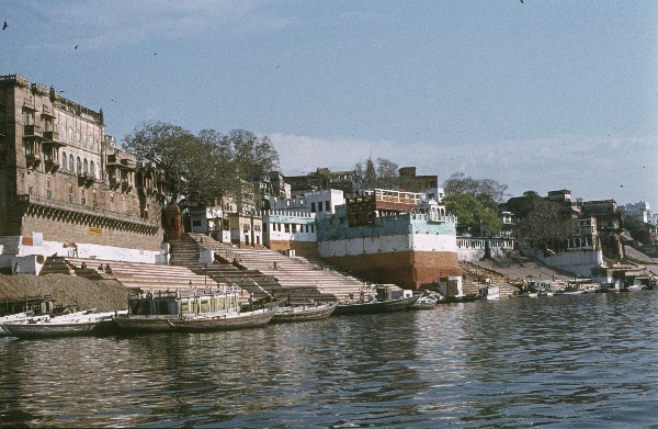 1982. Indien. India. Benares. Uttar Pradesh. Varansi. Kashi. Ganges.
1982. Asien. Bharat Ganarajya (Hindi), Republic of India, Republik Indien.  Religion Hinduismus. 
Varanasi (auch Benares oder Kashi, Bénarès) am Fluss Ganges ist die wichtigste der sieben heiligen Städte der Hindus. Die Stadt ist ein Wallfahrtsort. Am Ufer des Ganges gibt es viele Ghats; das sind breite Treppen, auf denen sich Gläubiger und Pilger drängen, um rituelle Bäder im Ganges vorzunehmen. Sie befreien von begangenen Sünden. Am Ufer finden Leichenverbrennungen statt.  

Foto: Helga Müller
Schlüsselwörter: 1982;Agra;Asien;Benares;Ganges;Hinduismus;India;Indien;Kashi;Religion;Varanasi