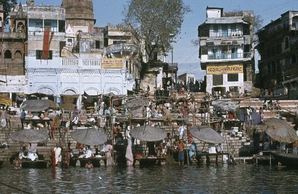 1982. Indien. India. Benares. Uttar Pradesh. Varansi. Kashi. Ganges.
1982. Asien. Bharat Ganarajya (Hindi), Republic of India, Republik Indien.  Religion Hinduismus. 
Varanasi (auch Benares oder Kashi, Bénarès) am Fluss Ganges ist die wichtigste der sieben heiligen Städte der Hindus. Die Stadt ist ein Wallfahrtsort. Am Ufer des Ganges gibt es viele Ghats; das sind breite Treppen, auf denen sich Gläubiger und Pilger drängen, um rituelle Bäder im Ganges vorzunehmen. Sie befreien von begangenen Sünden. Am Ufer finden Leichenverbrennungen statt.  

Foto: Helga Müller
Schlüsselwörter: 1982;Agra;Asien;Benares;Ganges;Hinduismus;India;Indien;Kashi;Religion;Varanasi