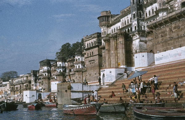 1982. Indien. India. Benares. Uttar Pradesh. Varansi. Kashi. Ganges.
1982. Asien. Bharat Ganarajya (Hindi), Republic of India, Republik Indien.  Religion Hinduismus. 
Varanasi (auch Benares oder Kashi, Bénarès) am Fluss Ganges ist die wichtigste der sieben heiligen Städte der Hindus. Die Stadt ist ein Wallfahrtsort. Am Ufer des Ganges gibt es viele Ghats; das sind breite Treppen, auf denen sich Gläubiger und Pilger drängen, um rituelle Bäder im Ganges vorzunehmen. Sie befreien von begangenen Sünden. Am Ufer finden Leichenverbrennungen statt.  

Foto: Helga Müller
Schlüsselwörter: 1982;Agra;Asien;Benares;Ganges;Hinduismus;India;Indien;Kashi;Religion;Varanasi