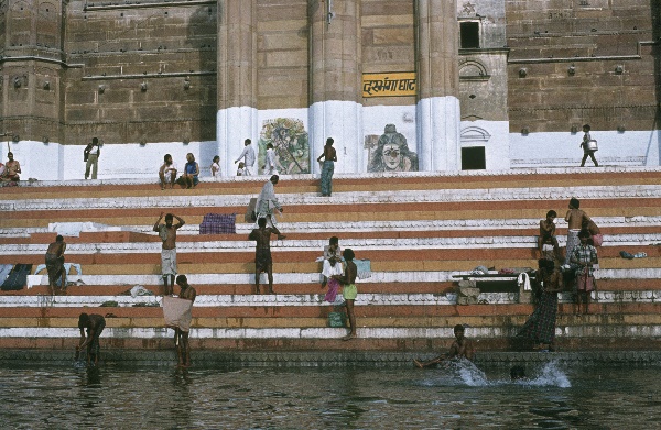 1982. Indien. India. Benares. Uttar Pradesh. Varansi. Kashi. Ganges.
1982. Asien. Bharat Ganarajya (Hindi), Republic of India, Republik Indien.  Religion Hinduismus. 
Varanasi (auch Benares oder Kashi, Bénarès) am Fluss Ganges ist die wichtigste der sieben heiligen Städte der Hindus. Die Stadt ist ein Wallfahrtsort. Am Ufer des Ganges gibt es viele Ghats; das sind breite Treppen, auf denen sich Gläubiger und Pilger drängen, um rituelle Bäder im Ganges vorzunehmen. Sie befreien von begangenen Sünden. Am Ufer finden Leichenverbrennungen statt.  

Foto: Helga Müller
Schlüsselwörter: 1982;Agra;Asien;Benares;Ganges;Hinduismus;India;Indien;Kashi;Religion;Varanasi