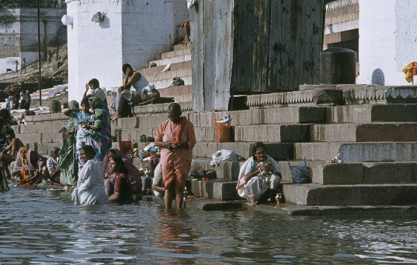 1982. Indien. India. Benares. Uttar Pradesh. Varansi. Kashi. Ganges.
1982. Asien. Bharat Ganarajya (Hindi), Republic of India, Republik Indien.  Religion Hinduismus. 
Varanasi (auch Benares oder Kashi, Bénarès) am Fluss Ganges ist die wichtigste der sieben heiligen Städte der Hindus. Die Stadt ist ein Wallfahrtsort. Am Ufer des Ganges gibt es viele Ghats; das sind breite Treppen, auf denen sich Gläubiger und Pilger drängen, um rituelle Bäder im Ganges vorzunehmen. Sie befreien von begangenen Sünden. Am Ufer finden Leichenverbrennungen statt.  

Foto: Helga Müller
Schlüsselwörter: 1982;Agra;Asien;Benares;Ganges;Hinduismus;India;Indien;Kashi;Religion;Varanasi