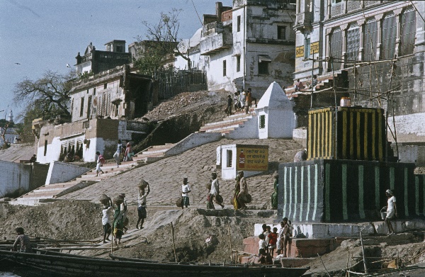 1982. Indien. India. Benares. Uttar Pradesh. Varansi. Kashi. Ganges.
1982. Asien. Bharat Ganarajya (Hindi), Republic of India, Republik Indien.  Religion Hinduismus. 
Varanasi (auch Benares oder Kashi, Bénarès) am Fluss Ganges ist die wichtigste der sieben heiligen Städte der Hindus. Die Stadt ist ein Wallfahrtsort. Am Ufer des Ganges gibt es viele Ghats; das sind breite Treppen, auf denen sich Gläubiger und Pilger drängen, um rituelle Bäder im Ganges vorzunehmen. Sie befreien von begangenen Sünden. Am Ufer finden Leichenverbrennungen statt.  

Foto: Helga Müller
Schlüsselwörter: 1982;Agra;Asien;Benares;Ganges;Hinduismus;India;Indien;Kashi;Religion;Varanasi