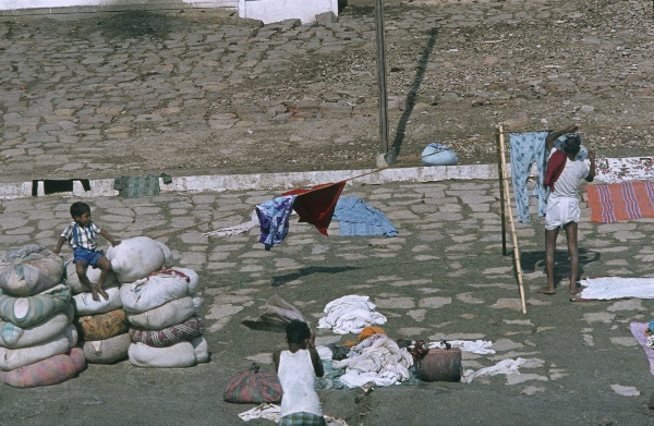 1982. Indien. India. Benares. Uttar Pradesh. Varansi. Kashi. Ganges.
1982. Asien. Bharat Ganarajya (Hindi), Republic of India, Republik Indien.  Religion Hinduismus. 
Varanasi (auch Benares oder Kashi, Bénarès) am Fluss Ganges ist die wichtigste der sieben heiligen Städte der Hindus. Die Stadt ist ein Wallfahrtsort. Am Ufer des Ganges gibt es viele Ghats; das sind breite Treppen, auf denen sich Gläubiger und Pilger drängen, um rituelle Bäder im Ganges vorzunehmen. Sie befreien von begangenen Sünden. Am Ufer finden Leichenverbrennungen statt.  

Foto: Helga Müller
Schlüsselwörter: 1982;Agra;Asien;Benares;Ganges;Hinduismus;India;Indien;Kashi;Religion;Varanasi