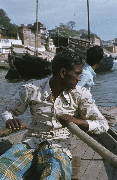 1982. Indien. India. Benares. Uttar Pradesh. Varansi. Kashi. Ganges.
1982. Asien. Bharat Ganarajya (Hindi), Republic of India, Republik Indien.  Religion Hinduismus. 
Varanasi (auch Benares oder Kashi, Bénarès) am Fluss Ganges ist die wichtigste der sieben heiligen Städte der Hindus. Die Stadt ist ein Wallfahrtsort. Am Ufer des Ganges gibt es viele Ghats; das sind breite Treppen, auf denen sich Gläubiger und Pilger drängen, um rituelle Bäder im Ganges vorzunehmen. Sie befreien von begangenen Sünden. Am Ufer finden Leichenverbrennungen statt.  

Foto: Helga Müller
Schlüsselwörter: 1982;Agra;Asien;Benares;Ganges;Hinduismus;India;Indien;Kashi;Religion;Varanasi
