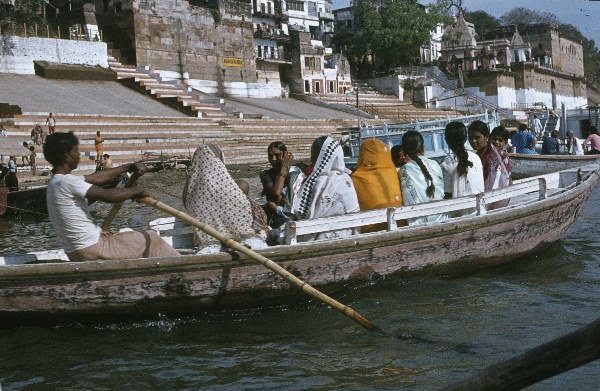 1982. Indien. India. Benares. Uttar Pradesh. Varansi. Kashi. Ganges.
1982. Asien. Bharat Ganarajya (Hindi), Republic of India, Republik Indien.  Religion Hinduismus. 
Varanasi (auch Benares oder Kashi, Bénarès) am Fluss Ganges ist die wichtigste der sieben heiligen Städte der Hindus. Die Stadt ist ein Wallfahrtsort. Am Ufer des Ganges gibt es viele Ghats; das sind breite Treppen, auf denen sich Gläubiger und Pilger drängen, um rituelle Bäder im Ganges vorzunehmen. Sie befreien von begangenen Sünden. Am Ufer finden Leichenverbrennungen statt.  

Foto: Helga Müller
Schlüsselwörter: 1982;Agra;Asien;Benares;Ganges;Hinduismus;India;Indien;Kashi;Religion;Varanasi