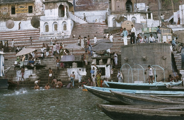 1982. Indien. India. Benares. Uttar Pradesh. Varansi. Kashi. Ganges.
1982. Asien. Bharat Ganarajya (Hindi), Republic of India, Republik Indien.  Religion Hinduismus. 
Varanasi (auch Benares oder Kashi, Bénarès) am Fluss Ganges ist die wichtigste der sieben heiligen Städte der Hindus. Die Stadt ist ein Wallfahrtsort. Am Ufer des Ganges gibt es viele Ghats; das sind breite Treppen, auf denen sich Gläubiger und Pilger drängen, um rituelle Bäder im Ganges vorzunehmen. Sie befreien von begangenen Sünden. Am Ufer finden Leichenverbrennungen statt.  

Foto: Helga Müller
Schlüsselwörter: 1982;Agra;Asien;Benares;Ganges;Hinduismus;India;Indien;Kashi;Religion;Varanasi
