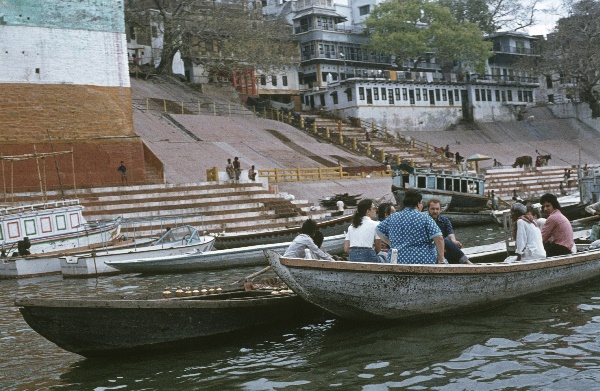 1982. Indien. India. Benares. Uttar Pradesh. Varansi. Kashi. Ganges.
1982. Asien. Bharat Ganarajya (Hindi), Republic of India, Republik Indien.  Religion Hinduismus. 
Varanasi (auch Benares oder Kashi, Bénarès) am Fluss Ganges ist die wichtigste der sieben heiligen Städte der Hindus. Die Stadt ist ein Wallfahrtsort. Am Ufer des Ganges gibt es viele Ghats; das sind breite Treppen, auf denen sich Gläubiger und Pilger drängen, um rituelle Bäder im Ganges vorzunehmen. Sie befreien von begangenen Sünden. Am Ufer finden Leichenverbrennungen statt.  

Foto: Helga Müller
Schlüsselwörter: 1982;Agra;Asien;Benares;Ganges;Hinduismus;India;Indien;Kashi;Religion;Varanasi
