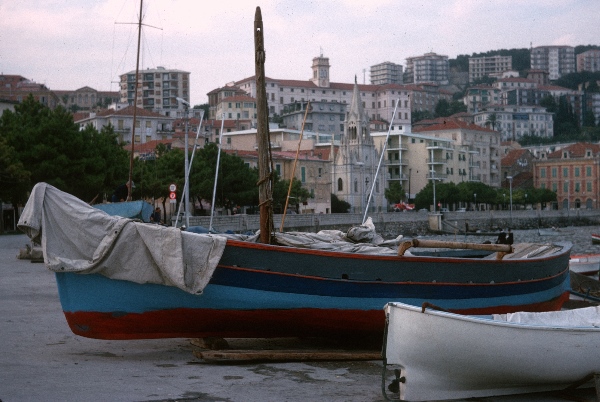 1964. Italien. Ligurien. Imperia
1964. Italien. Ligurien. Imperia. Boote. Meer. Hafen. Fischer
Schlüsselwörter: 1964;Boote;Fischer;Hafen;Impera;Italien;Ligurien;Meer;Schiffe