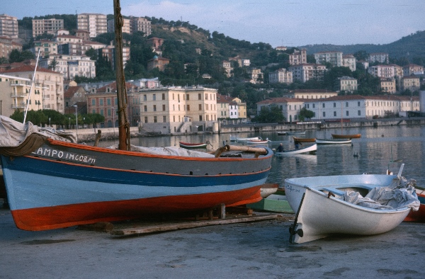 1964. Italien. Ligurien. Imperia
1964. Italien. Ligurien. Imperia. Boote. Meer. Hafen. Fischer
Schlüsselwörter: 1964;Boote;Fischer;Hafen;Impera;Italien;Ligurien;Meer;Schiffe