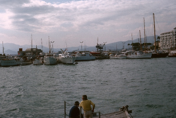 1964. Italien. Ligurien. Imperia
1964. Italien. Ligurien. Imperia. Boote. Meer. Hafen. Fischer
Schlüsselwörter: 1964;Boote;Fischer;Hafen;Impera;Italien;Ligurien;Meer;Schiffe