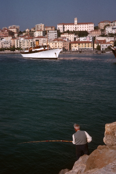 1964. Italien. Ligurien. Imperia
1964. Italien. Ligurien. Imperia. Boote. Meer. Hafen. Fischer
Schlüsselwörter: 1964;Boote;Fischer;Hafen;Impera;Italien;Ligurien;Meer