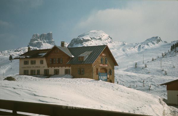 1960er Jahre. Italien. Alpen. Wintersport. Schnee. Falzaregopass. Passo di Falzarego.
1960er Jahre. Italien. Alpen. Wintersport. Schnee. Falzaregopass. Passo di Falzarego.
Schlüsselwörter: 1960;Alpen;Falzaregopass;Italien;Schnee;Wintersport