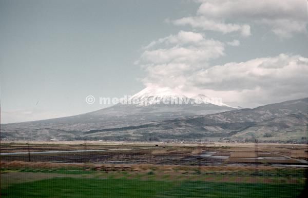 1958. Asien. Japan. Fernost. Honshu. Mount Fuji. Schneebedeckter Berg. Vulkan.
1958. Asien. Japan. Honshu. Fernost. Mount Fuji. Schneebedeckter Berg. Vulkan.
Schlüsselwörter: 1958;Asien;Berge;Fernost;Fuji;Honshu;Japan;Mount Fuji;Vulkan