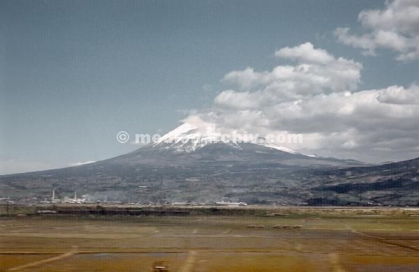 1958. Asien. Japan. Fernost. Honshu. Mount Fuji. Schneebedeckter Berg. Vulkan.
1958. Asien. Japan. Honshu. Fernost. Mount Fuji. Schneebedeckter Berg. Vulkan.
Schlüsselwörter: 1958;Asien;Berge;Fernost;Fuji;Honshu;Japan;Mount Fuji;Vulkan