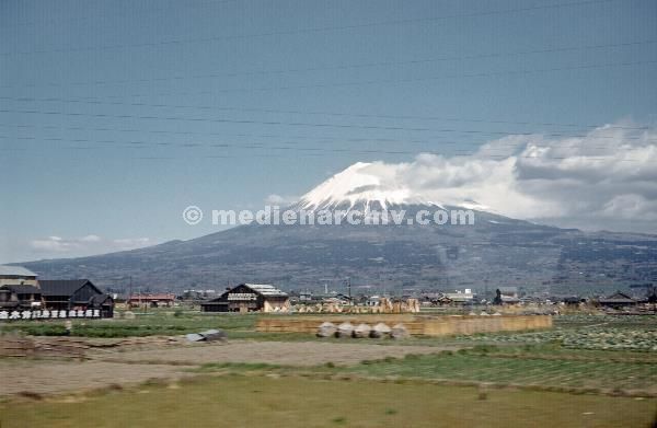 1958. Asien. Japan. Fernost. Honshu. Mount Fuji. Schneebedeckter Berg. Vulkan.
1958. Asien. Japan. Honshu. Fernost. Mount Fuji. Schneebedeckter Berg. Vulkan.
Schlüsselwörter: 1958;Asien;Berge;Fernost;Fuji;Honshu;Japan;Mount Fuji;Vulkan