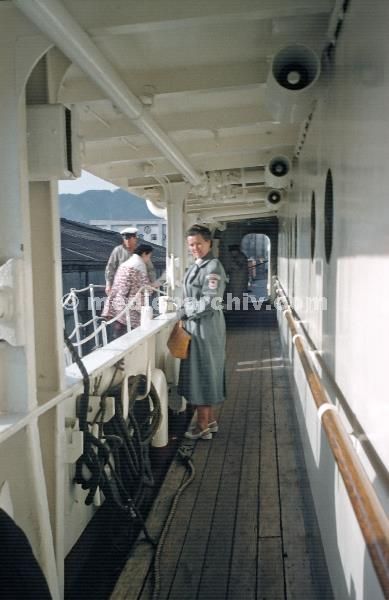 1958. Asien. Japan. Fernost. Schiffe.  Rotes Kreuz. Schwester auf einem Schiff.
1958. Asien. Japan. Fernost. Schiffe. Rotes Kreuz. Schwester auf einem Schiff.
Schlüsselwörter: 1958;Asien;Fernost;Hafen;Japan;Rotes Kreuz;Schiffe;Schwester